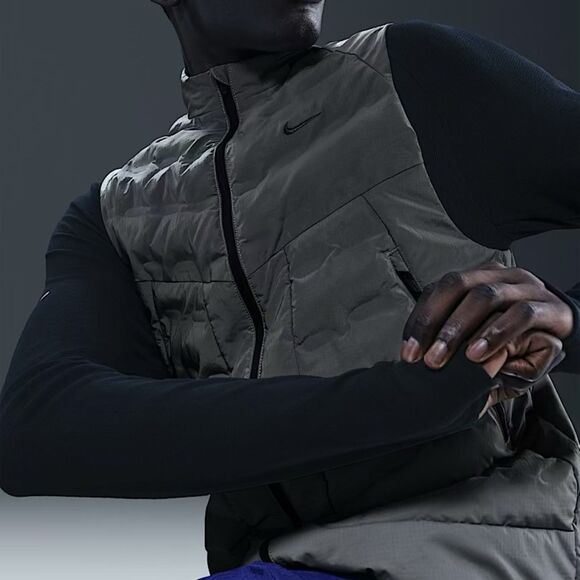 Nike Running Division Therma-Fit ADV Reflective Running Vest - Picture 5 of 14